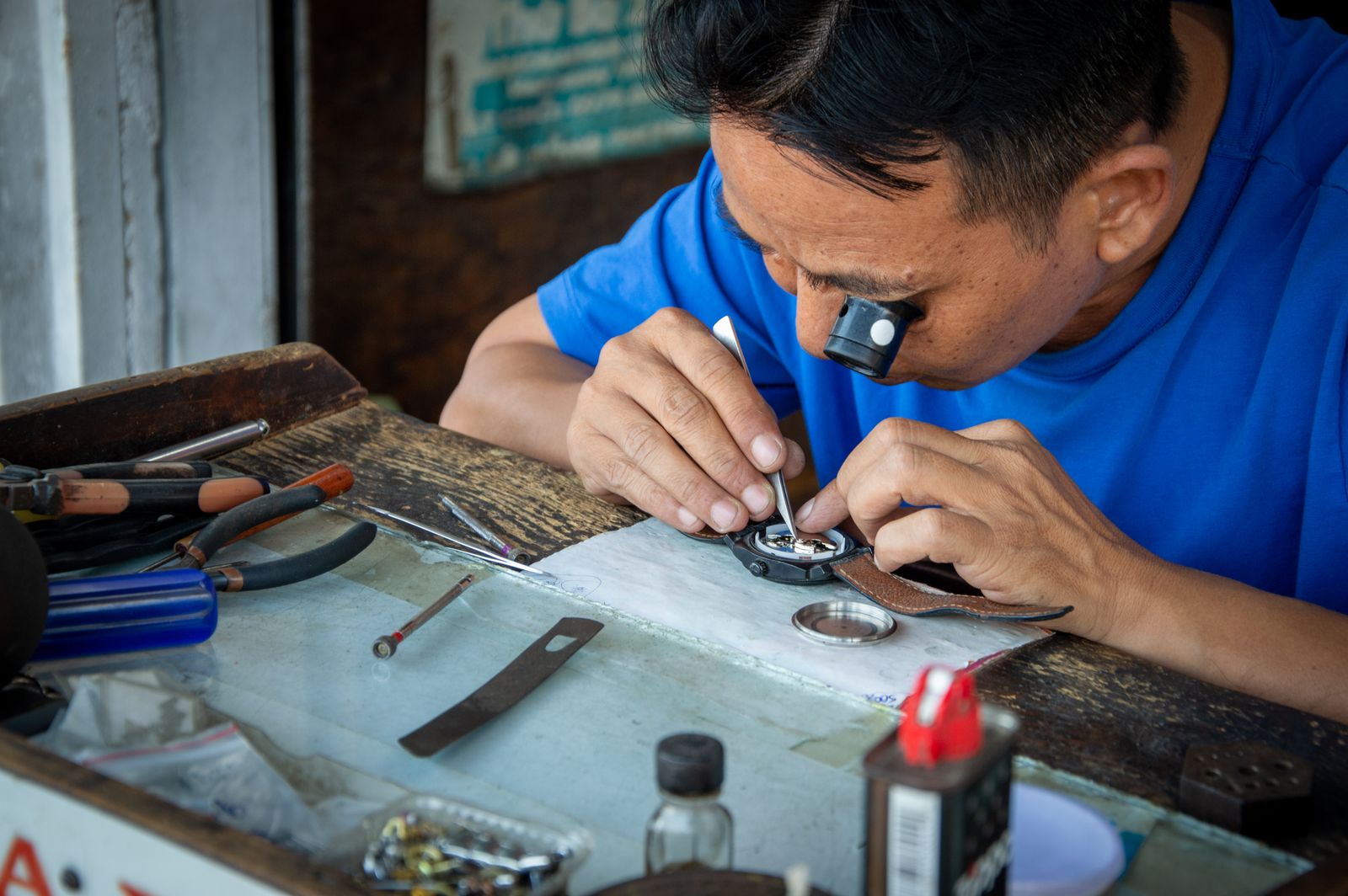 Horloger à l'établi, réparation d'une montre