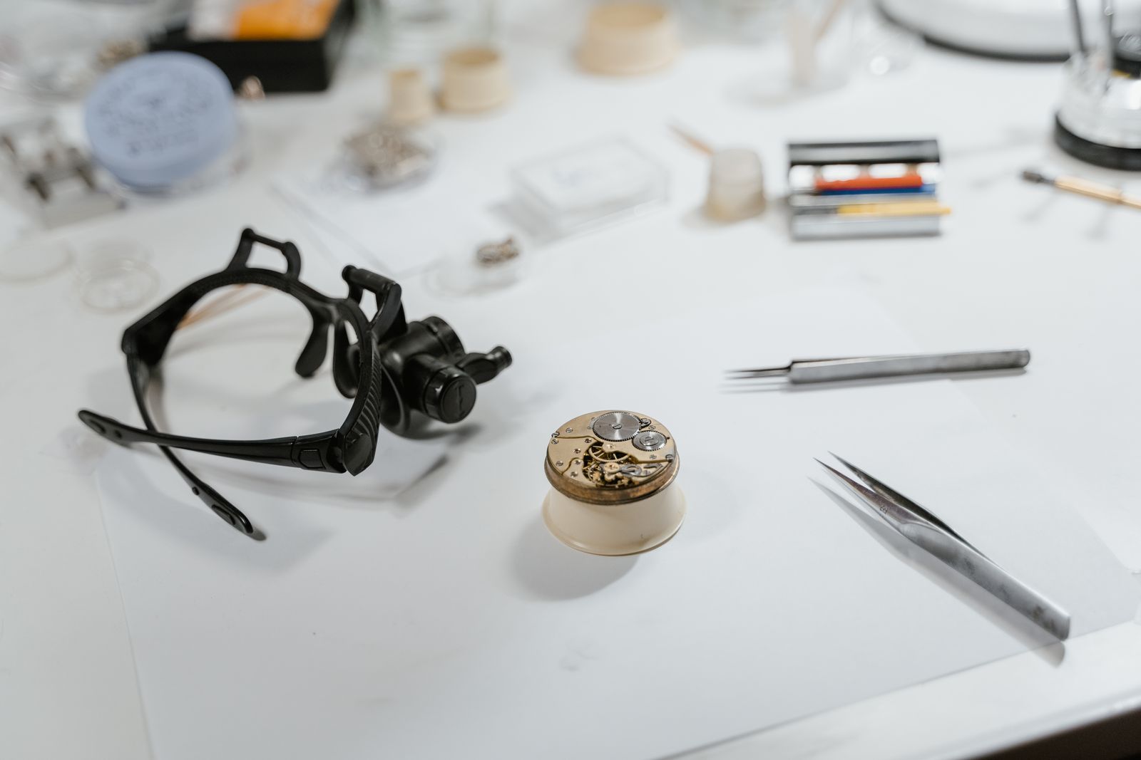 Outils d'horloger et loupe d'atelier