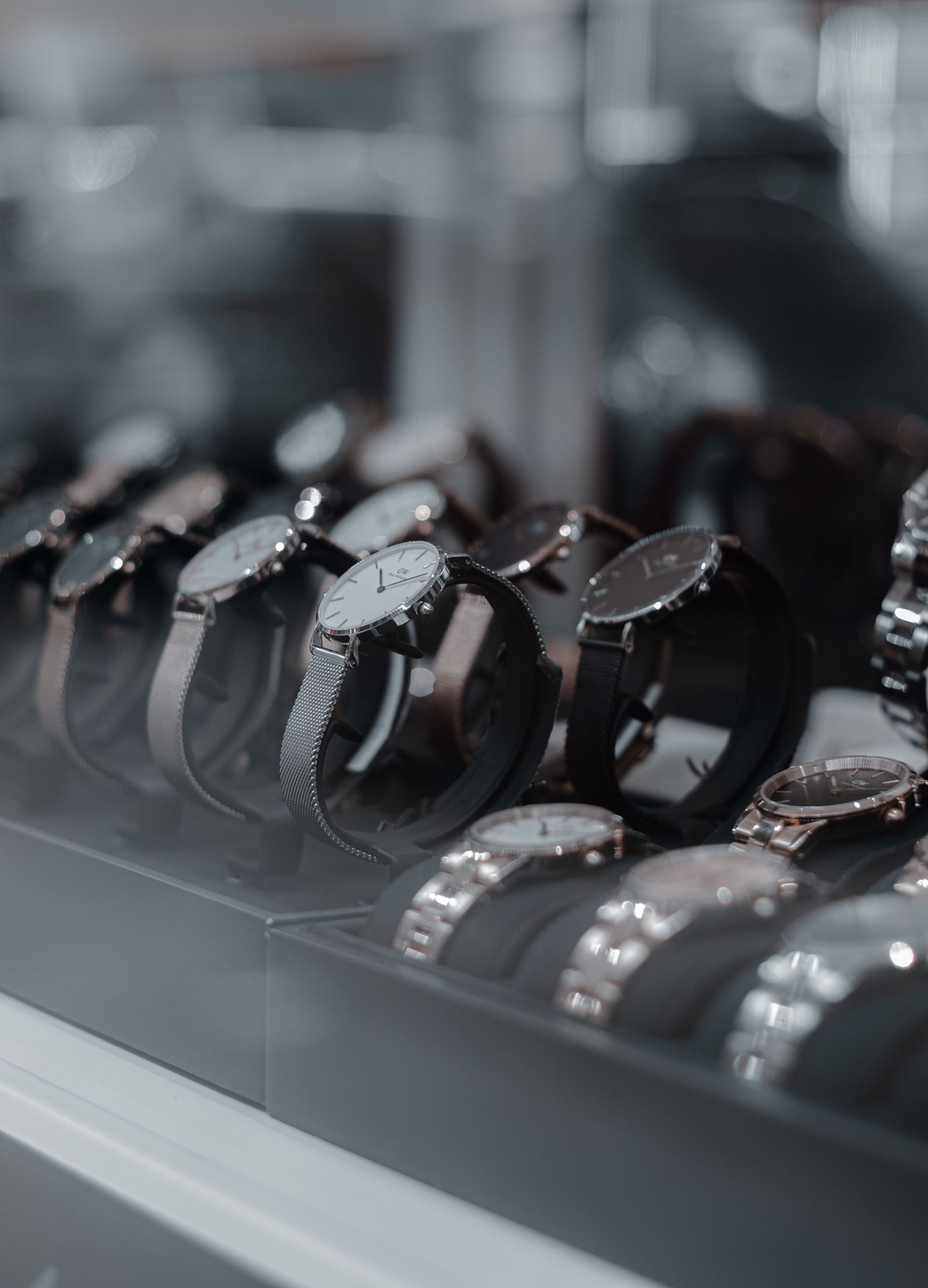 Sélection de montres en vitrine, à Lille